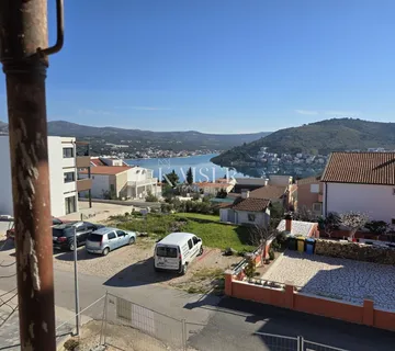 Rogoznica, Šibenik -Moderan dvoosoban apartman s lođom u novogradnji na prvom katu