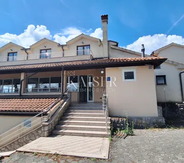 Matulji, Šapjane, poslovna zgrada na 3 etaže, vanjsko parkiralište,780 m2 korisnog prostora - Šapjane, Matulji