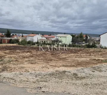 Grad Obrovac, Gornji Karin - građevinsko zemljište 400m od mora - cover
