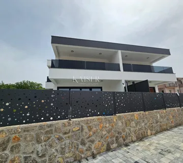 Otok Krk, Malinska - dvojna kuća sa bazenom 156m2 - Malinska, Malinska-Dubašnica