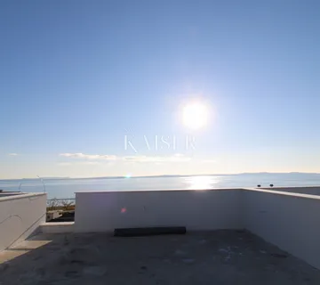 Zadar, Privlaka: Dvoetažni stan sa krovnom terasom,40m od mora