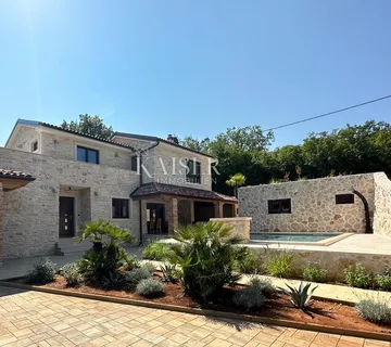 Otok Krk, okolica Dobrinja - impresivna kamena kuća s bazenom, 220 m2