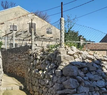 Mali Lošinj - kamena kuća s pomoćnim objektom i dvorištem