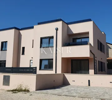 Istra - Poreč, trosoban stan u prizemlju 1 km od mora - cover