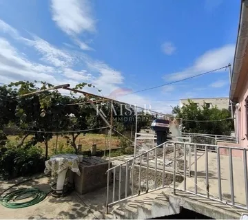 Kuća s velikim potencijalom na izvrsnoj lokaciji u srcu Privlake - cover