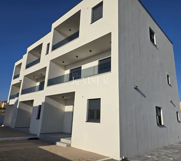 Vodice, Šibenik - Moderan dvoetažni stan s privatnim vrtom