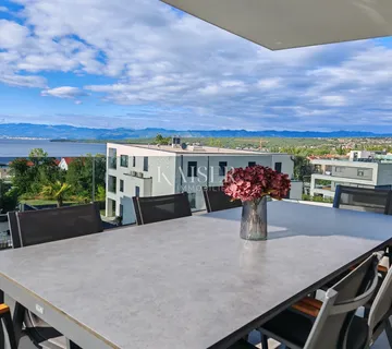 Otok Krk, Malinska- stan 100m2 s bazenom i pogledom na more - cover