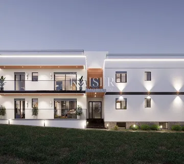 Istra, Umag, stan u prizemlju 66 m2, krovna terasa s pogledom na more