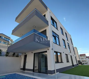 Okrug Gornji, Čiovo - Prostrani trosobni stan s balkonom, 100 m od mora - cover