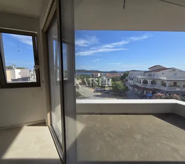 Tribunj, Šibenik -Elitni trosobni na drugom katu sa natkrivenom terasom
