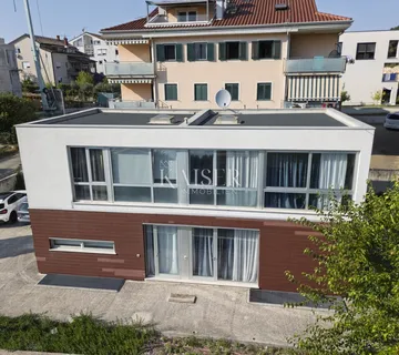 Rovinj – Samostojeća dvojna kuća s prostranom okućnicom