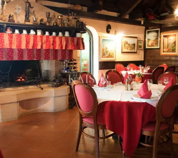 Istra, Novigrad - hotel 14 soba, sa restoranom i bazenom, 300m od mora - cover