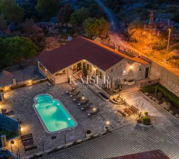 Rogoznica - kamena vila s pogledom na more - cover