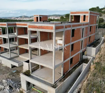 Veliki obiteljski stan (S2) na prvom katu s bazenom i pogledom, Mandalina - Šibenik