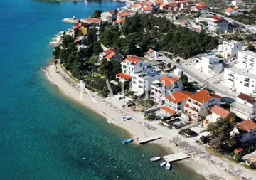 Grebaštica, Šibenik - Prostrani peterosobni stan s velikom lođom, 100 m od mora