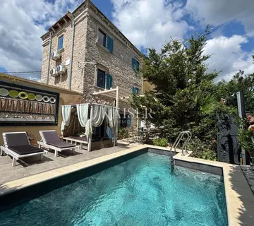 Istra, Marčana - tradicionalna kamena vila s bazenom - cover