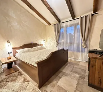 Otok Krk, okolica Dobrinja - impresivna kamena kuća s bazenom, 220 m2 - cover