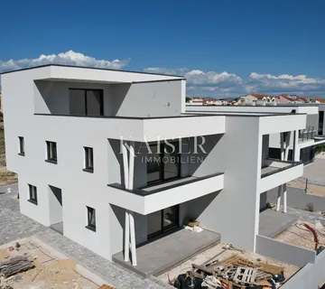 Vodice, Šibenik - Elitni dvoetažni stan s krovnom terasom i jacuzzijem