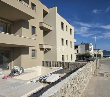 Tribunj, Šibenik -Elitni trosobni na prvom katu sa natkrivenom terasom