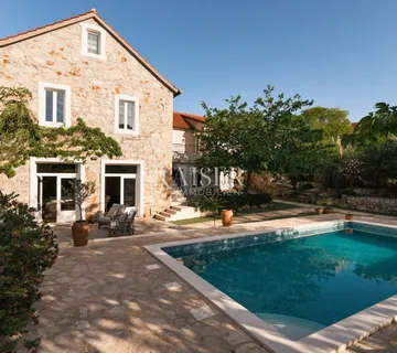 Hvar - šarmantna kuća u mirnom okruženju
