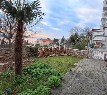 Crikvenica - stan u prizemlju, 2S+DB, 200m od mora sa terasom