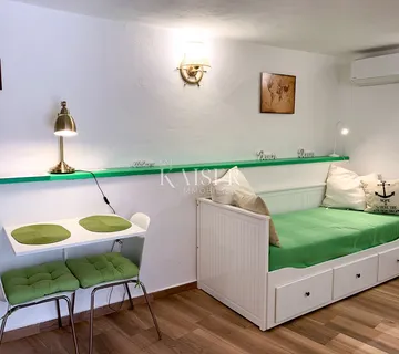 Baška - kuća u staroj jezgri, 85m2, dva apartmana