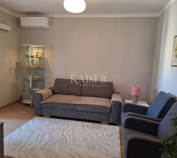 Istra, Umag - praktičan stan u centru, 56m2