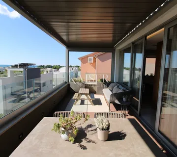 Istra, Novigrad - luksuzno opremljen stan 119m2; top lokacija; pogled more