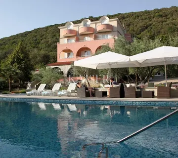 Pula - hotel uz more