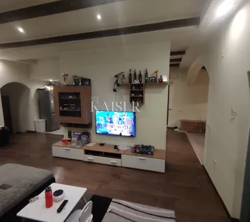 Kraljevica, kuća sa stanom i 2 poslovna prostora