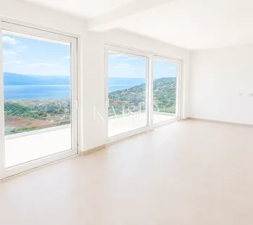 Otok Krk, Vrbnik - stan S4, 3S+DB sa okućnicom i pogledom na more