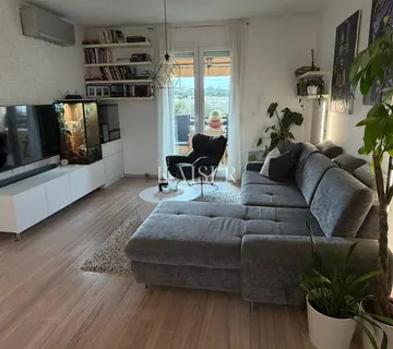 Istra, Pula - dvoetažni stan 88m2
