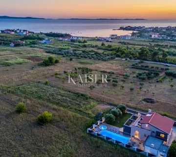 Zadar, Privlaka – moderna vila okružena maslinicima, vinogradima i nepreglednim poljima koja se stapaju s horizontom mora