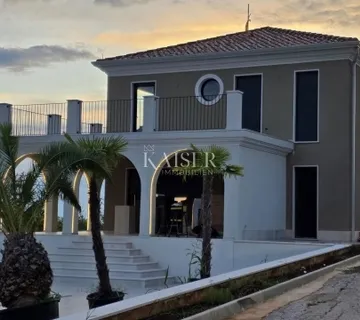 Istra - Buje, vila sa casinom, kinom i vinskim podrumom