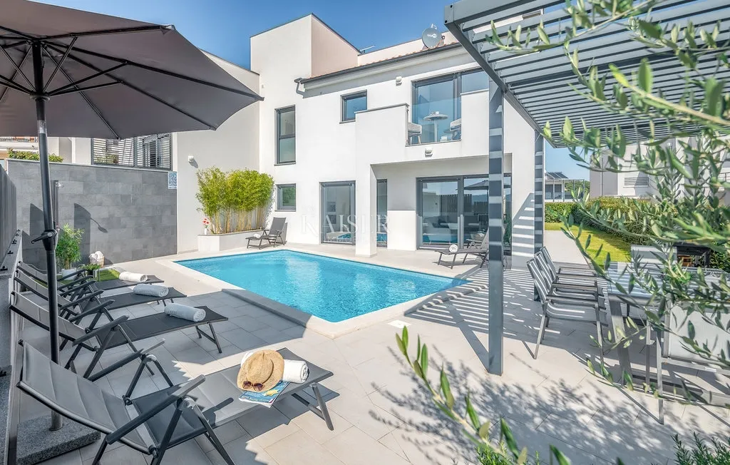 Medulin - luksuzna kuća 150m od mora, 270m2, pogled na more - cover