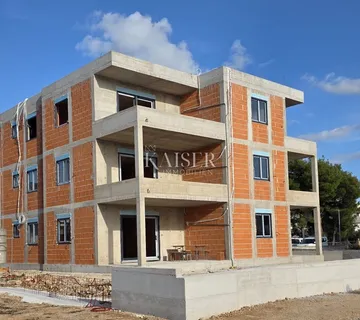 Vodice, Šibenik - Moderan dvosoban stan S4 s natkrivenom terasom 700m od mora