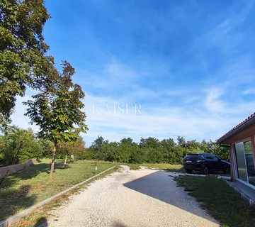 Marčana, okolica - imanje s kućom i građevinskim terenom, 20.000 m2 - cover