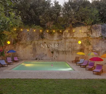 Pula, Istra- jedinstvena vila 258m2 s okućnicom 2459m2 - cover