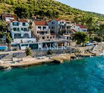 Šibenik - kuća prvi red do mora