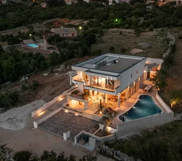Zadar - prostrana vila s bazenom u blizini mora
