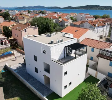 Srima, Vodice-Moderna troetažna kuća (S1) s pogledom na more - cover