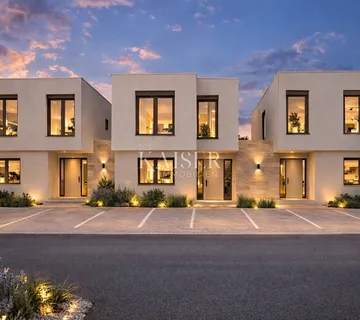 Poreč, Kaštelir, Istra, kuća u nizu u novogradnji. - cover