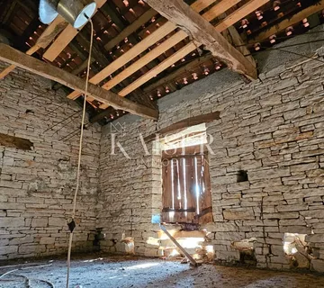 Istra, Oprtalj - građevinsko zemljište 4500 m2 s dvije kamene kuće