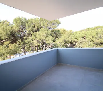 Zadar, Pakoštane: Atraktivan stan na 1. katu, 100m od plaže