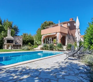 Otok Krk, Dobrinj-renovirana kamena kuća 105m2 s bazenom