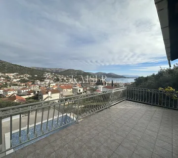 Trogir, Marina - Kuća 80 m2 s bazenom i pogledom na more