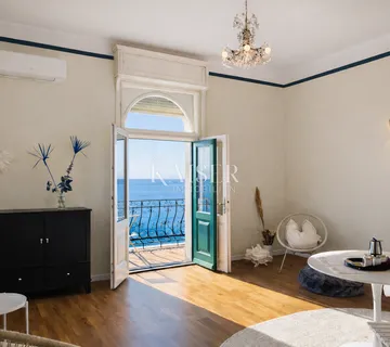 Opatija, Lovran – Stan u prvom redu do mora, balkon s panoramskim pogledom, direktan pristup moru