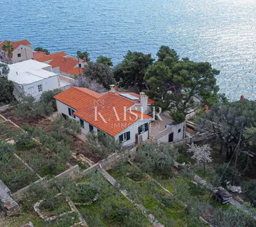 Sumartin - Puntinak , Brač - kamena vila s raskošnom okućnicom ,te  maslinikom u građevinskoj zoni i vezom za plovilo - cover