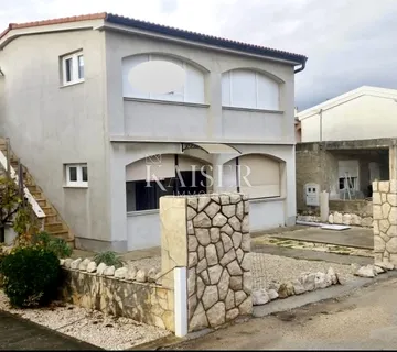 Zadar, Vir – kuća s dvije odvojene jedinice, 200 m od mora