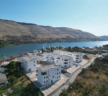 Grebaštica, Šibenik - Prostrani trosobni stan s dvije velike lođe, 100 m od mora